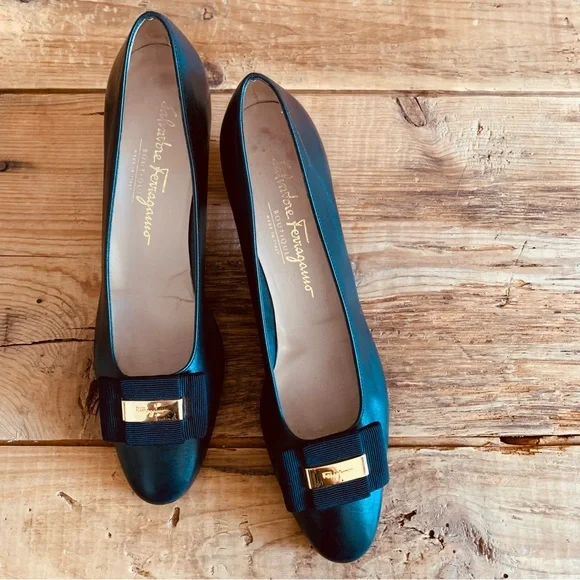 Salvatore Ferragamo—Vintage Vara Bow Heel Pumps, Double Bow (8.5 A2, Narrow) - Picture 4 of 13